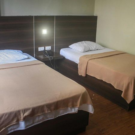 Oyo 1011 First Hotel Манила Екстериор снимка