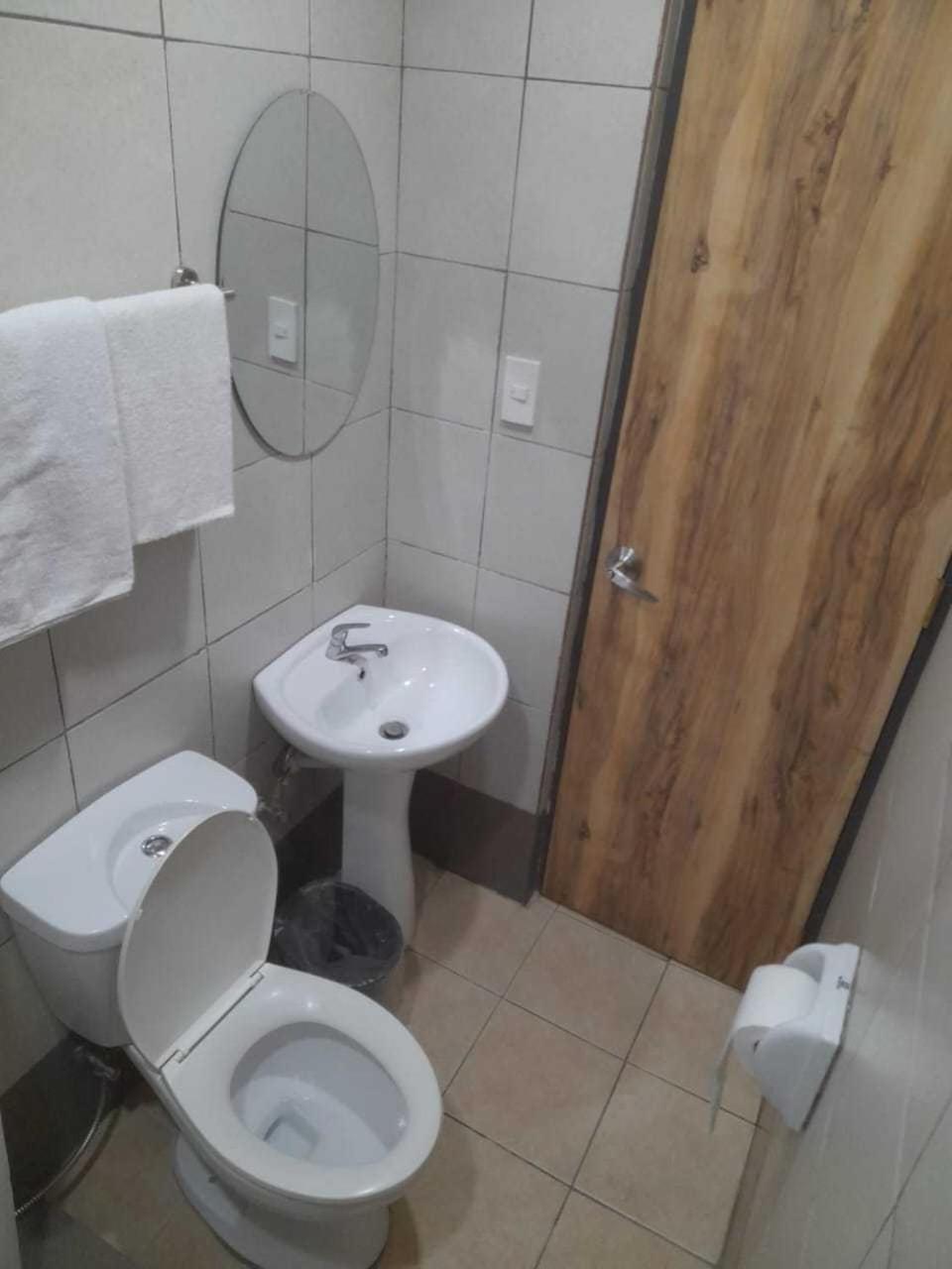 Oyo 1011 First Hotel Манила Екстериор снимка