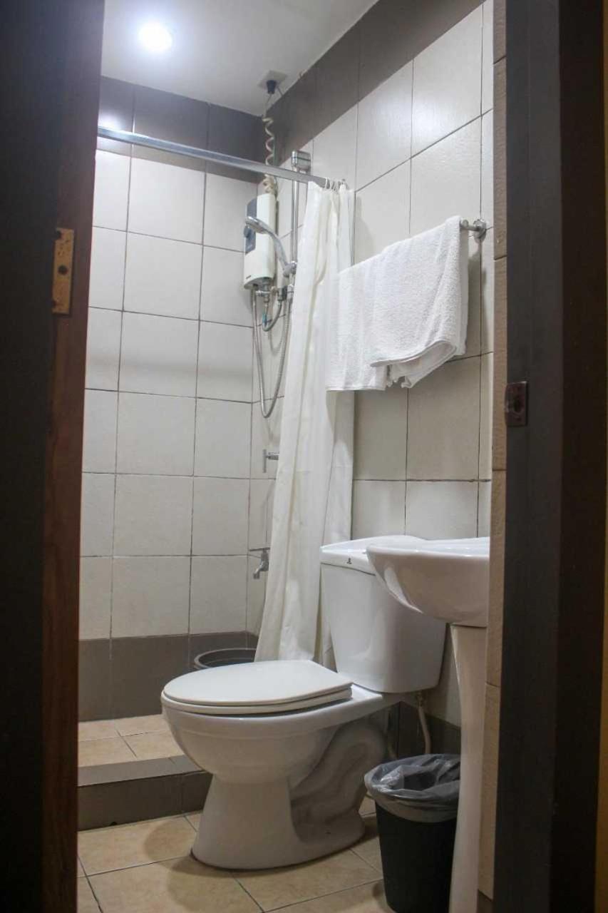 Oyo 1011 First Hotel Манила Екстериор снимка