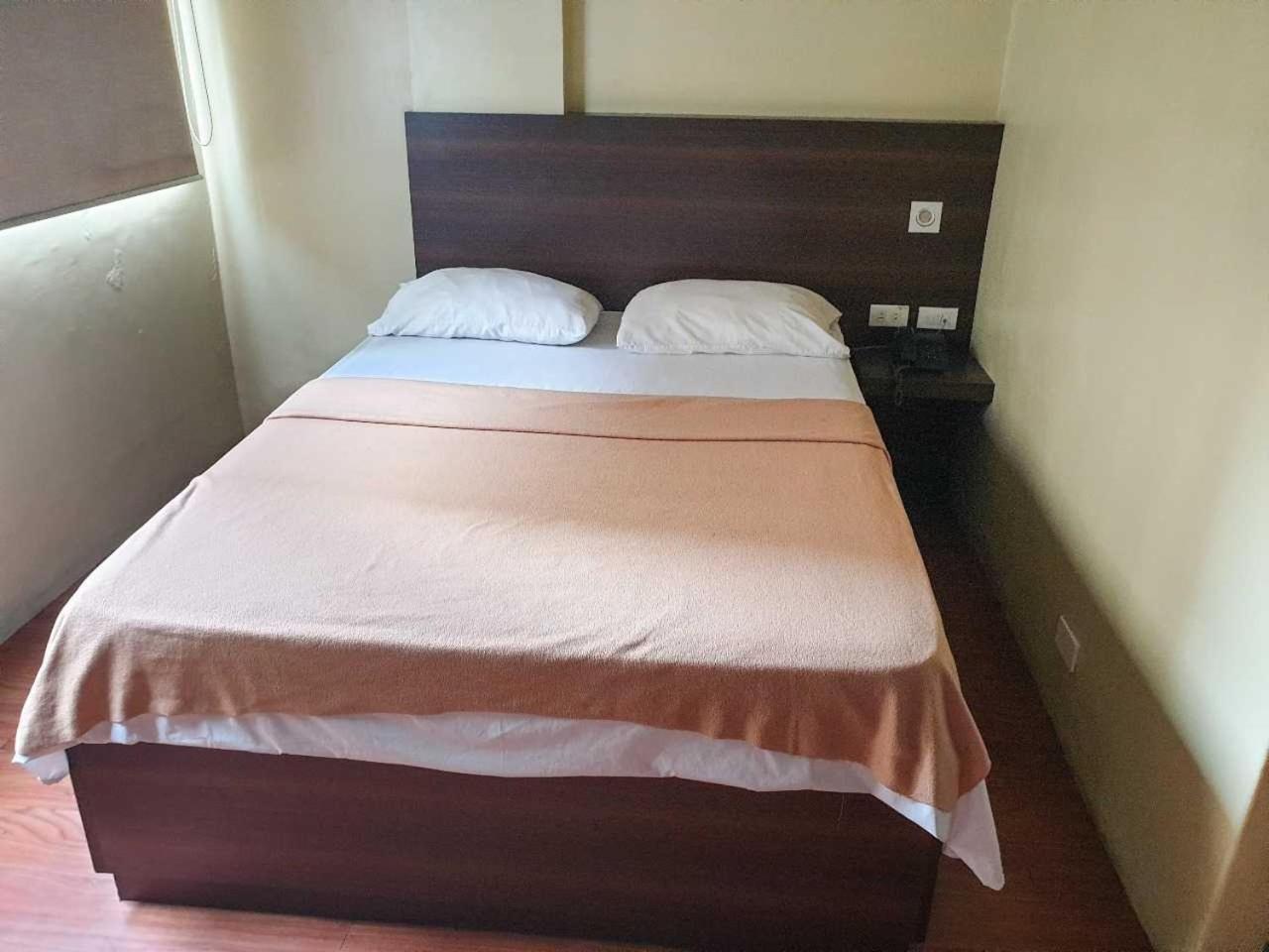 Oyo 1011 First Hotel Манила Екстериор снимка