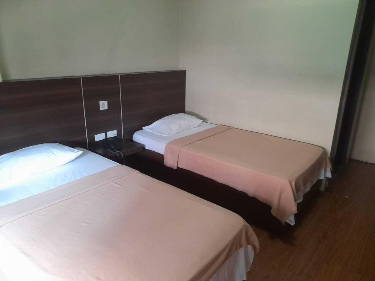Oyo 1011 First Hotel Манила Екстериор снимка