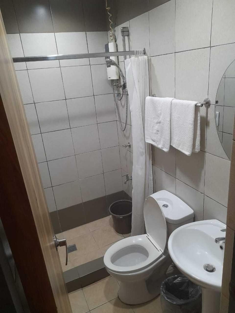 Oyo 1011 First Hotel Манила Екстериор снимка