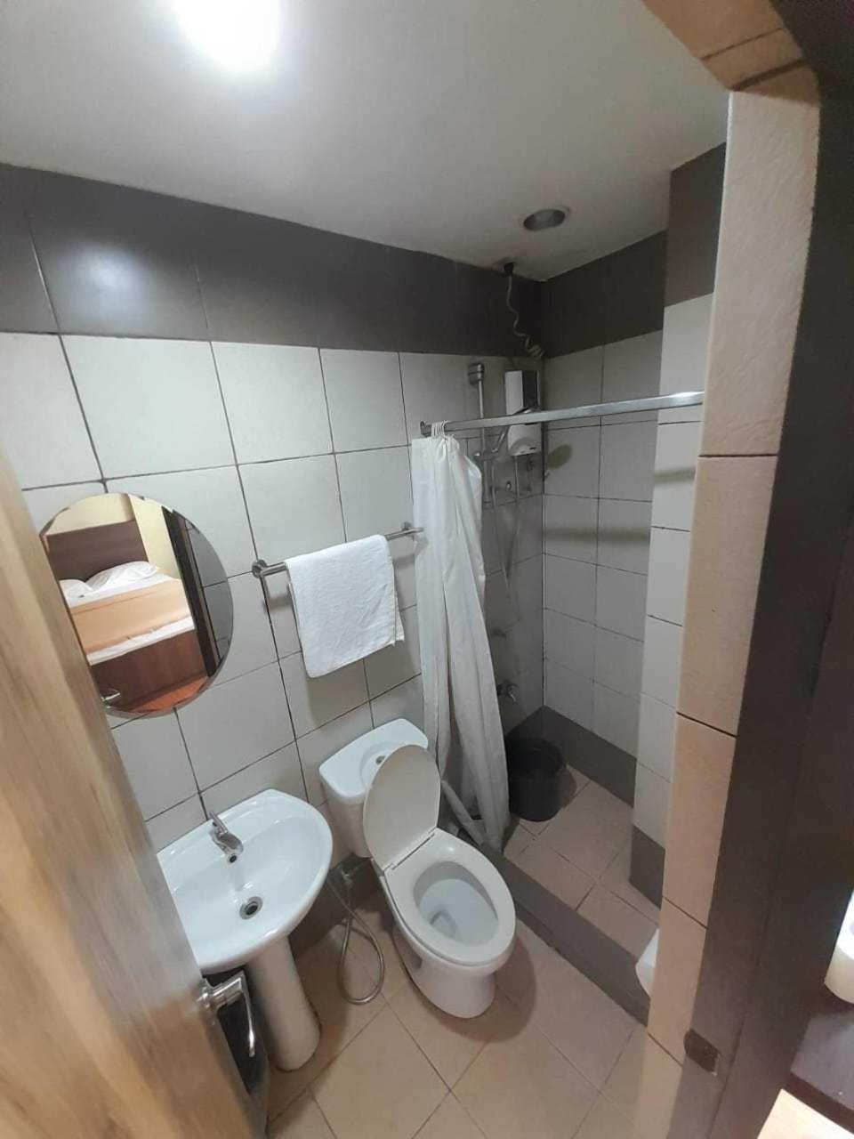 Oyo 1011 First Hotel Манила Екстериор снимка