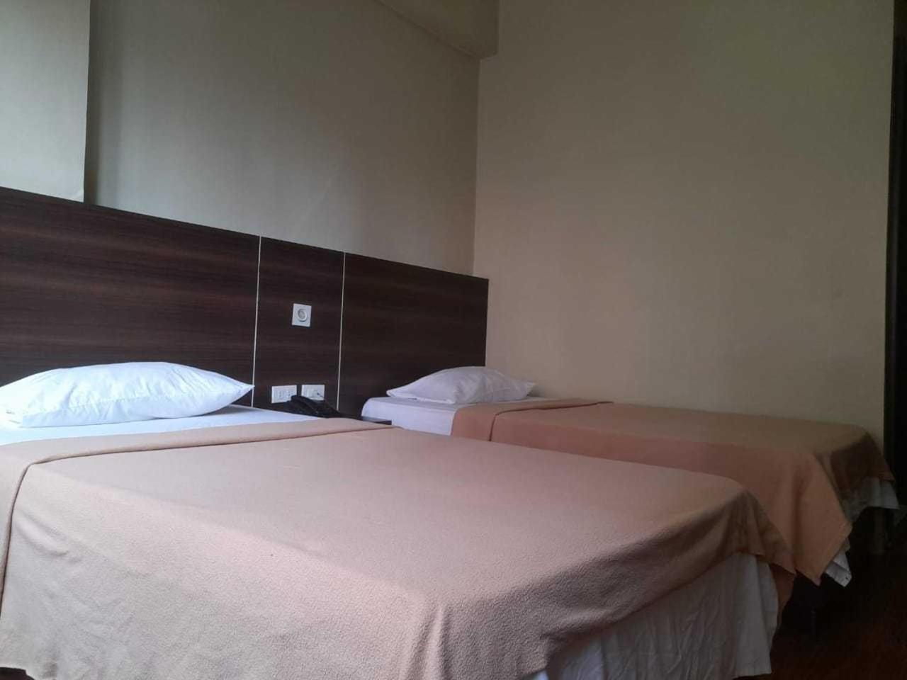 Oyo 1011 First Hotel Манила Екстериор снимка