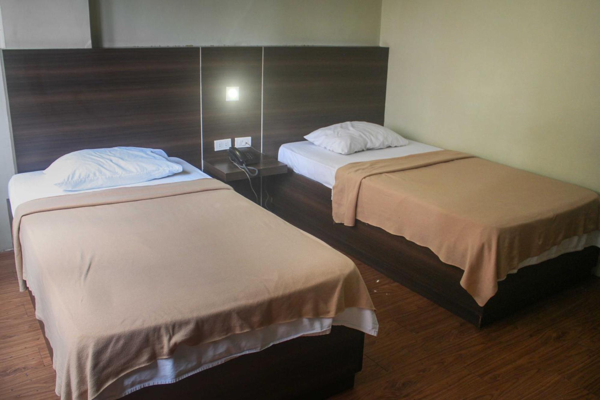 Oyo 1011 First Hotel Манила Екстериор снимка